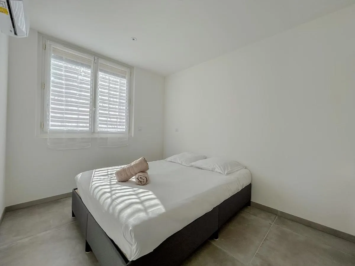 Appartement 3 Chambres Avec Terrasse Et Parking A Frejus France
